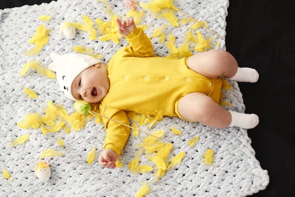 Kisgyermek sárga ruhában húsvét előtt — Stock Fotó