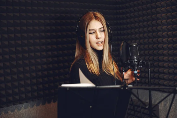 Śpiew i praca w studio z mikrofonem — Zdjęcie stockowe