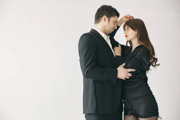 Retrato de jovem casal apaixonado posando no estúdio — Fotografia de Stock