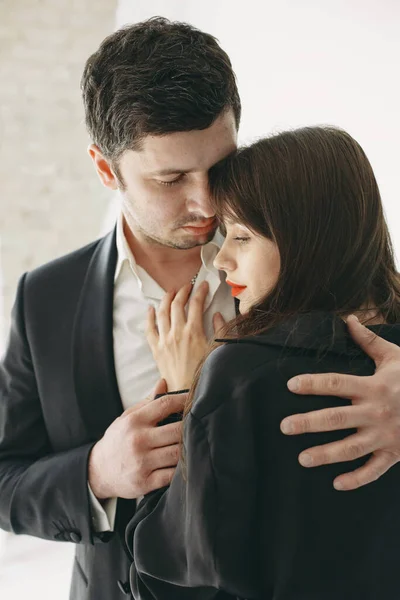 Retrato de jovem casal apaixonado posando no estúdio — Fotografia de Stock