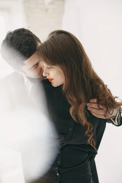 Retrato de jovem casal apaixonado posando no estúdio — Fotografia de Stock