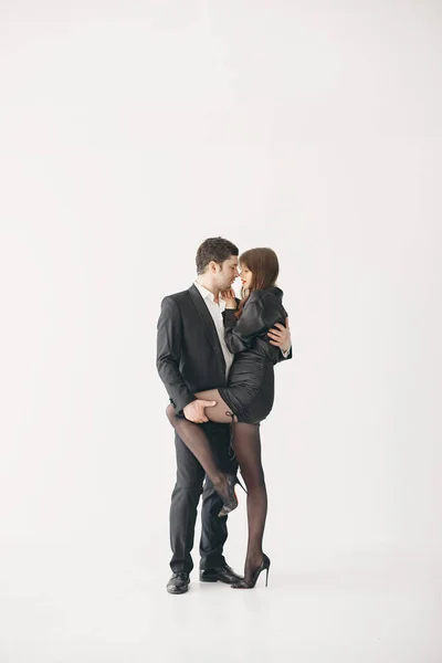 Retrato de jovem casal apaixonado posando no estúdio — Fotografia de Stock
