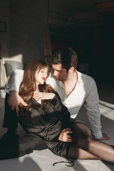 Retrato de jovem casal apaixonado posando no estúdio — Fotografia de Stock