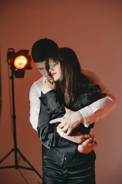 Portret zakochanej pary pozującej w studio — Zdjęcie stockowe