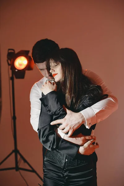 Retrato de jovem casal apaixonado posando no estúdio — Fotografia de Stock