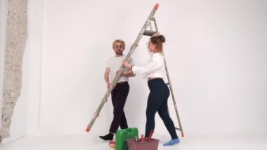 Yeni evlerinde duvar boyayarak evlendiler.