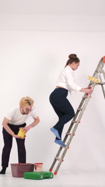 Jong stel schilderen muren samen in nieuw huis — Stockvideo