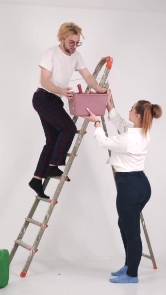 Casados pintando paredes en su nuevo hogar — Vídeos de Stock