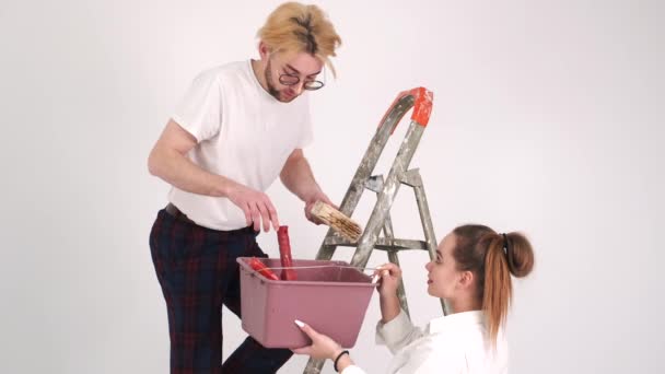 Getrouwd schilderen muren in hun nieuwe huis — Stockvideo