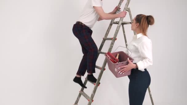 Gift målning väggar i sitt nya hem — Stockvideo