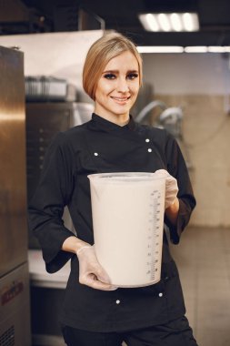 Dondurma fabrikasında aşçı kadın.