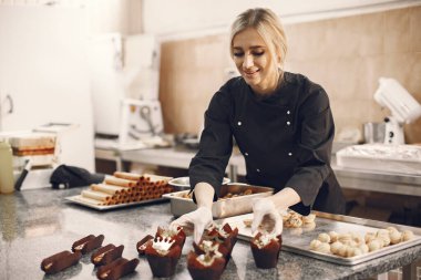 Pastacı kadın pasta ve kek hazırlıyor.