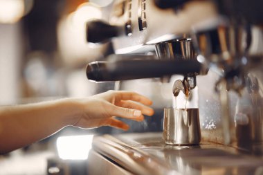 Barista Kafe kahve hazırlama servisi kavramı