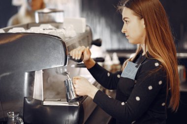 Barista Kafe kahve hazırlama servisi kavramı