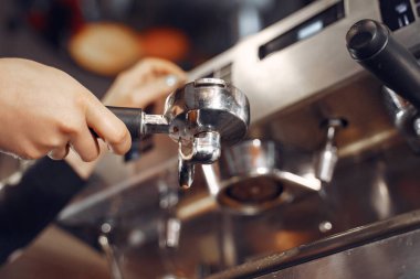Barista Kafe kahve hazırlama servisi kavramı