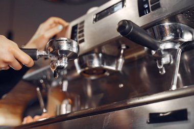 Barista Kafe kahve hazırlama servisi kavramı