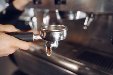 Barista Kafe kahve hazırlama servisi kavramı