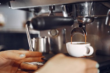 Barista Kafe kahve hazırlama servisi kavramı