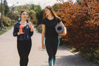 Spor kızları yaz ormanlarında eğitim görüyor.