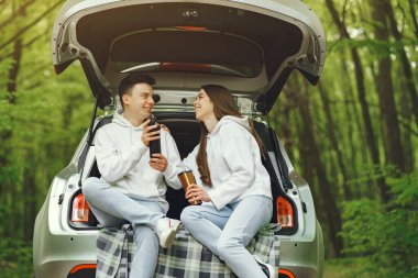 Ormanda bagajda oturan bir çift.