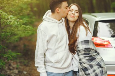 Güzel bir çift bahar ormanında vakit geçirir.