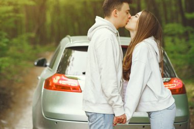 Güzel bir çift bahar ormanında vakit geçirir.