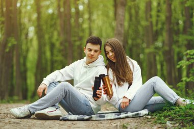 Güzel bir çift bahar ormanında vakit geçirir.