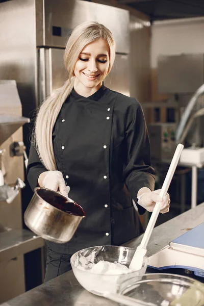 Cocinera femenina en fábrica de helados — Foto de Stock
