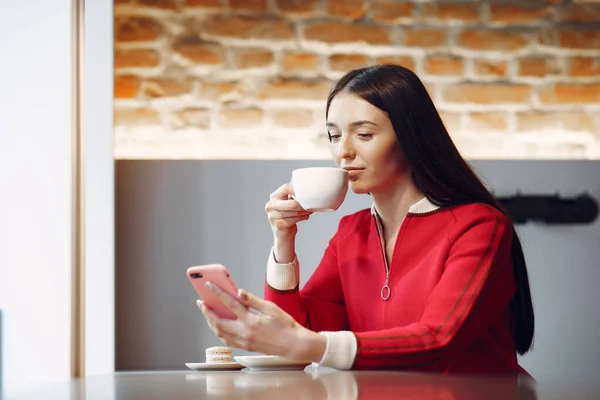 Egy nő kávézik reggel az étteremben. — Stock Fotó