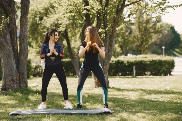 Yaz parkında yoga yapan tatlı kızlar. — Stok fotoğraf