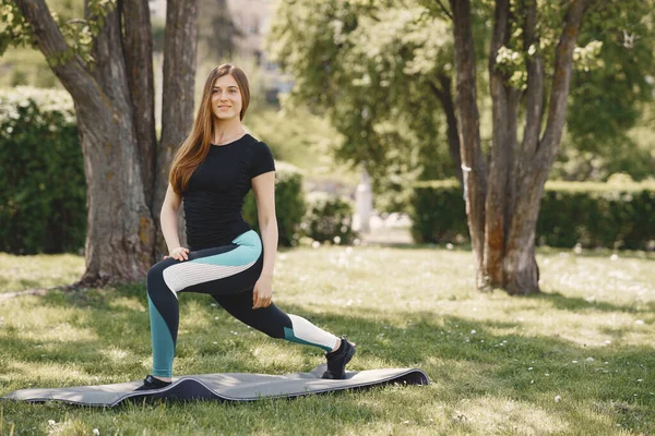 Yaz parkında yoga yapan tatlı bir kız. — Stok fotoğraf