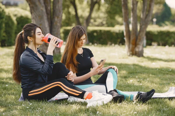 Nette Mädchen beim Yoga in einem Sommerpark — Stockfoto