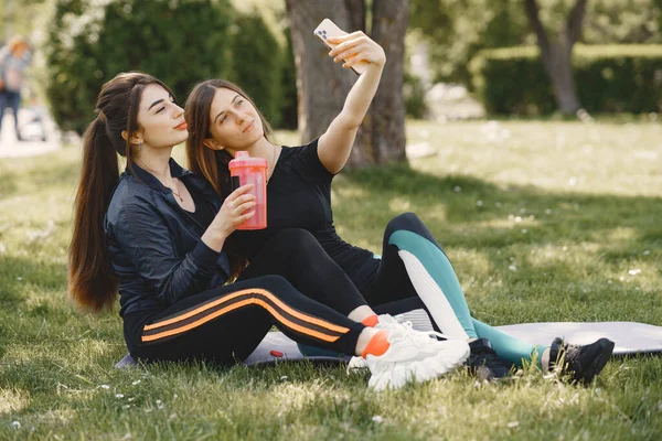 Nette Mädchen beim Yoga in einem Sommerpark — Stockfoto