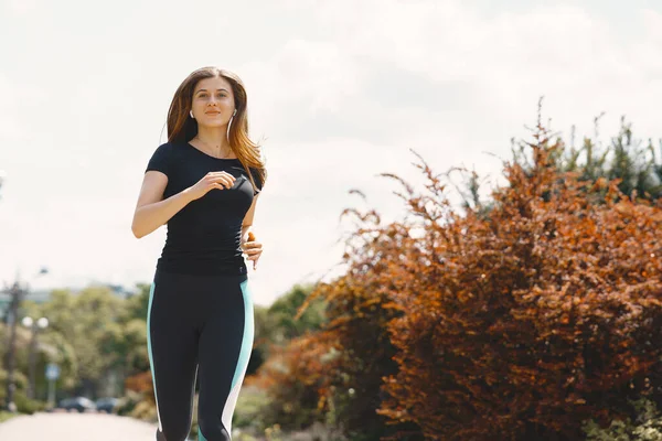 Yaz ormanında spor kızı eğitimi. — Stok fotoğraf