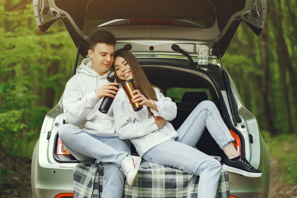 Couple dans une forêt assis dans un coffre — Photo