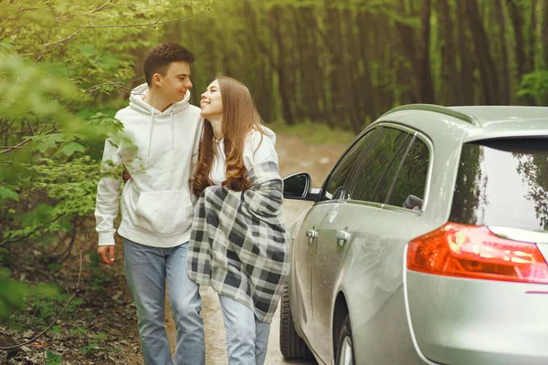 Gyönyörű pár töltenek egy kis időt a tavaszi erdőben — Stock Fotó