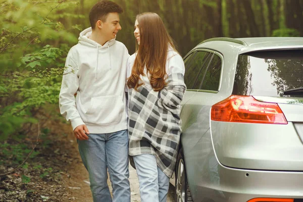 Gyönyörű pár töltenek egy kis időt a tavaszi erdőben — Stock Fotó