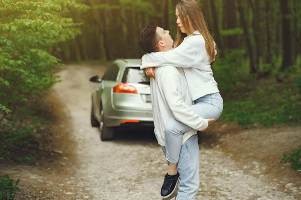 Bella coppia trascorrere del tempo in una foresta primaverile — Foto Stock