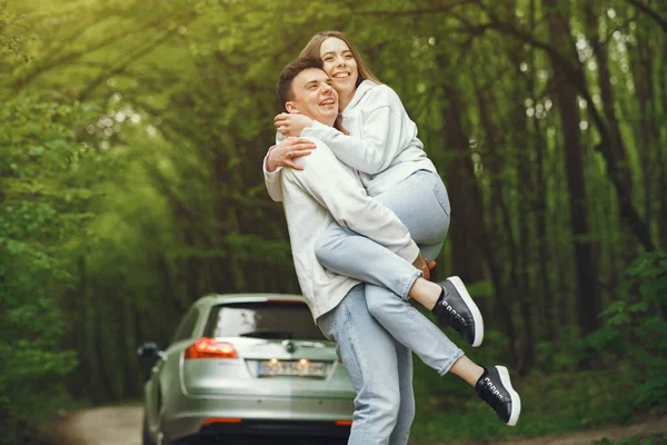 Bella coppia trascorrere del tempo in una foresta primaverile — Foto Stock