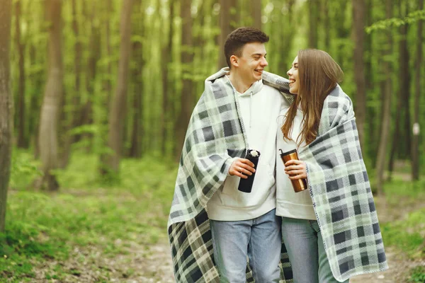 Bella coppia trascorrere del tempo in una foresta primaverile — Foto Stock