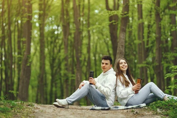 Gyönyörű pár töltenek egy kis időt a tavaszi erdőben — Stock Fotó