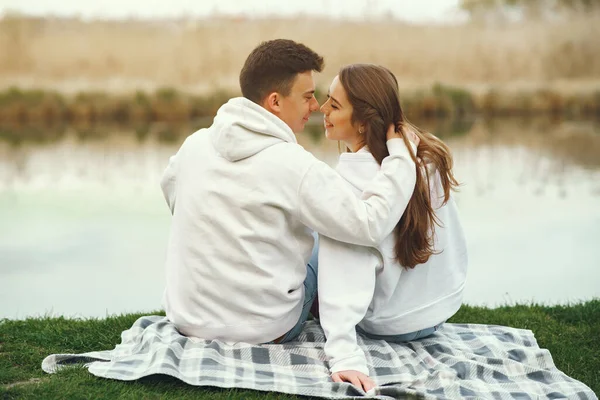 Belo casal passar o tempo em uma floresta de primavera — Fotografia de Stock