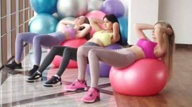 Spor salonunda egzersiz yapan bir kız.