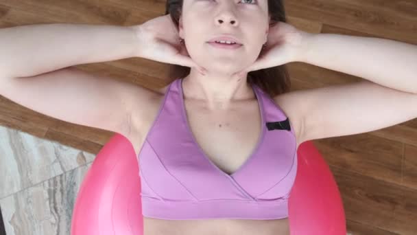 Chica haciendo ejercicio en la bola en forma en un gimnasio — Vídeos de Stock