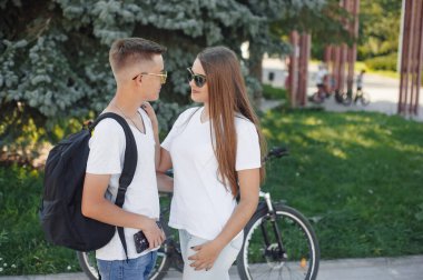 Yaz şehrinde bisiklete binen bir çift