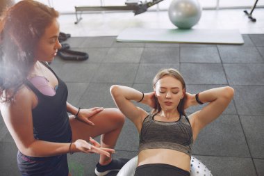 Spor kızları spor salonunda antrenman yapıyor.