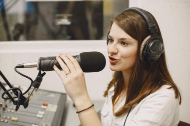 Radyo sunucusu mikrofonla konuşuyor.