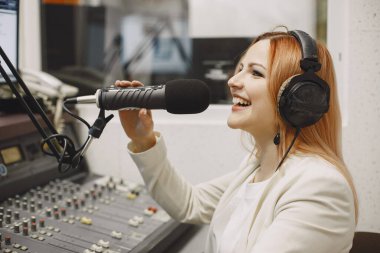 Radyo sunucusu mikrofonla konuşuyor.