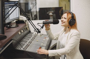 Radyo sunucusu mikrofonla konuşuyor.