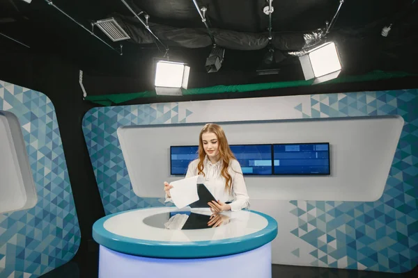 Młoda ładna prezenterka TV w studio przed transmisją — Zdjęcie stockowe